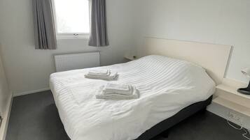 Comfort chalet, 2 slaapkamers, niet-roken, aan het meer | Een bureau, gratis wifi, beddengoed