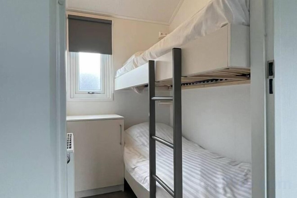 Escritorio, wifi gratis, ropa de cama