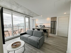 Smart TV - New Luxury Unit in Heart of MTL 909 | Metro access (Montréal)