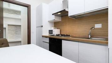 Kühlschrank, Mikrowelle, Ofen, Herdplatte