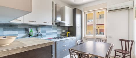 Kühlschrank, Herdplatte, Geschirrspüler, Kochgeschirr/Geschirr/Besteck