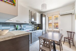 Fridge, stovetop, dishwasher, cookware/dishes/utensils