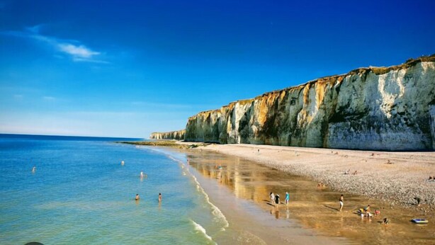 A beach with clear blue water and a rocky cliff. - Maison 2 à 6 Pers - En Plein Coeur de la Capitale du lin ! (Yvecrique)