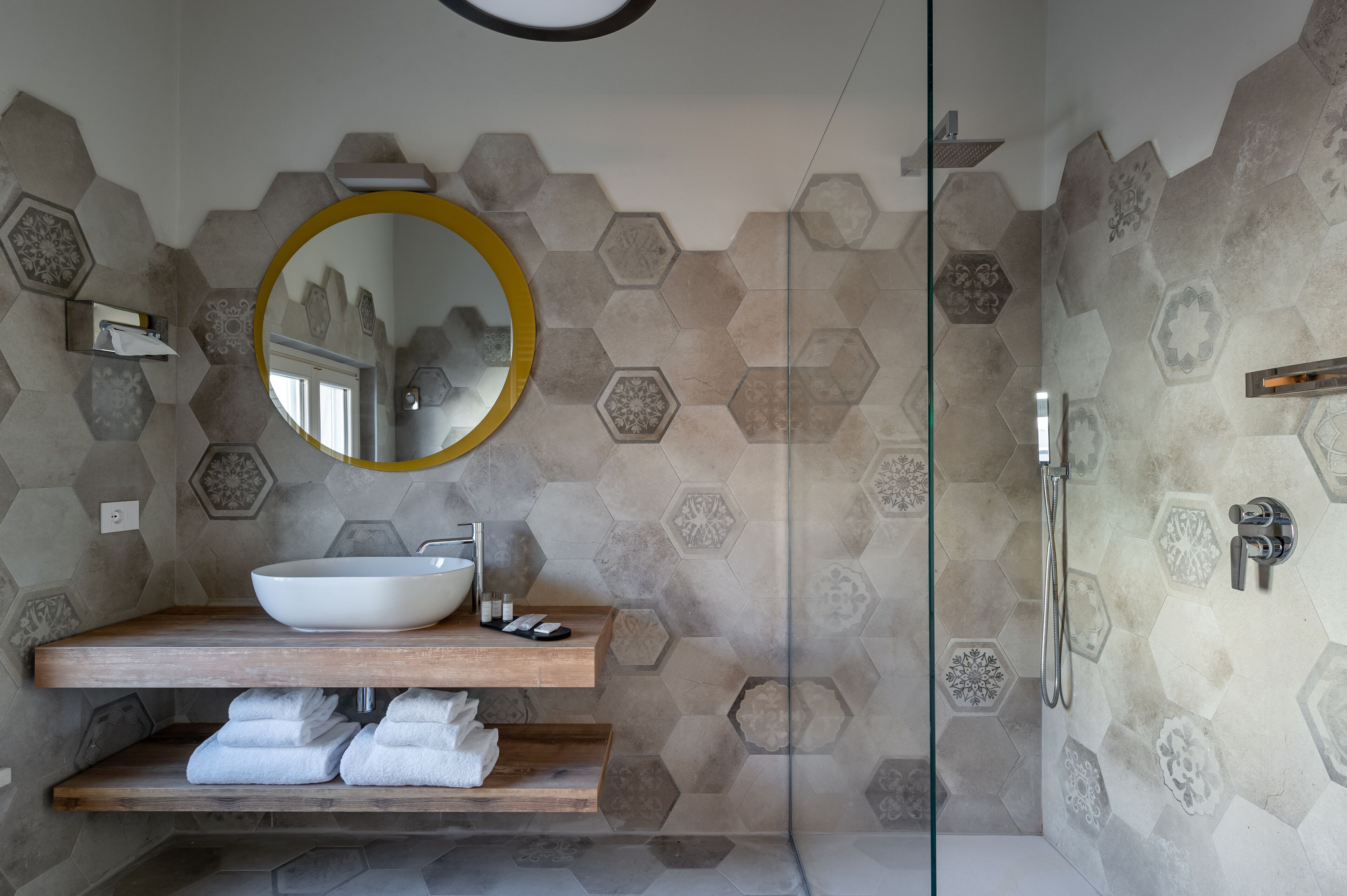 Een douche, gratis toiletartikelen, een haardroger, een bidet