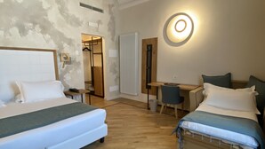 デラックス トリプルルーム | セーフティボックス (室内)、デスク、WiFi (無料)、ベッドシーツ