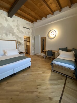 Deluxe Triple Room | In-room safe, desk, free WiFi, bed sheets - Ca' Uberti Home Boutique , Mantegna Hotels (Mantua)