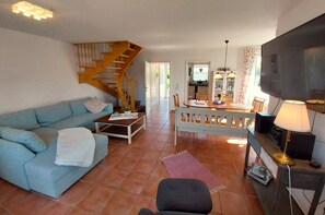 Téléviseur connecté, foyer, lecteur de DVD, chaîne audio