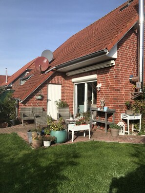 A house with a sloped red-tiled roof, a satellite dish, and a brick exterior. - Gemütliches Ferienhaus für bis zu 6 Personen in Ruhiger Lage von Greetsiel (Krummhörn)