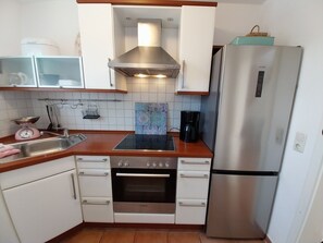 Réfrigérateur, four à micro-ondes, un four, surface de cuisson