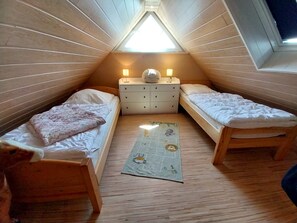 3 chambres, bureau, fer et planche à repasser, lit de bébé portatif