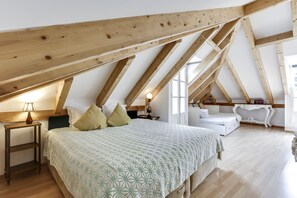 Chambre de base, 1 très grand lit et 1 canapé-lit | 1 chambre, accès au Wi-Fi (inclus), literie fournie