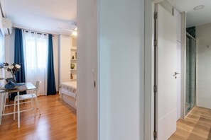 2 chambres, bureau, fer et planche Ă repasser, lit parapluie