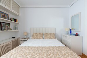 2 chambres, bureau, fer et planche Ă repasser, lit parapluie