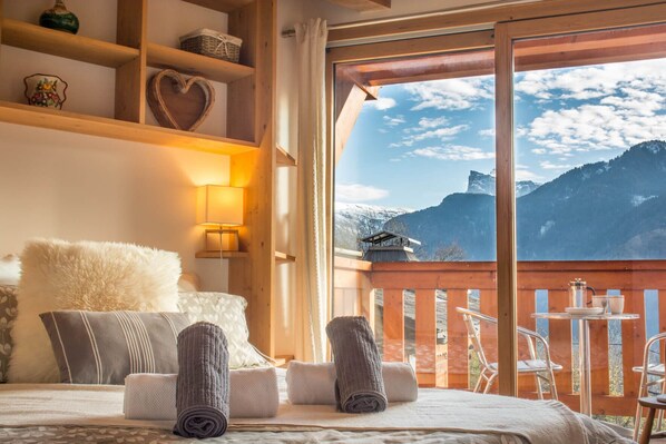 5 quartos, ferros/tábuas de passar roupa, berço de viagem