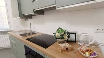 Een koelkast, een magnetron, een oven, een kookplaat