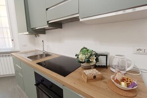 Een koelkast, een magnetron, een oven, een kookplaat