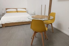 1 slaapkamer, een strijkplank/strijkijzer, gratis wifi, beddengoed