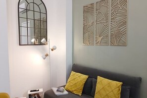 Een smart-tv en boeken