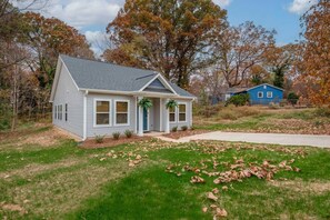 Exterior - Cozy & Modern 3BR Belmont Stay! — *Pet friendly* (Belmont)