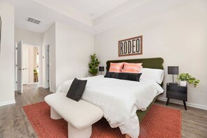 3 bedrooms, desk, iron/ironing board, travel cot - Cozy & Modern 3BR Belmont Stay! — *Pet friendly* (Belmont)