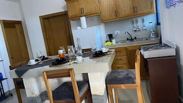 Fridge, coffee/tea maker, blender, cookware/dishes/utensils