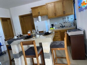 Réfrigérateur, cafetière/bouilloire, blender