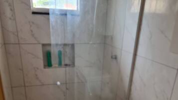 Doccia, asciugacapelli, asciugamani, sapone