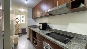 Una cucina moderna con piani in granito, elettrodomestici in acciaio inossidabile e mobili in legno.