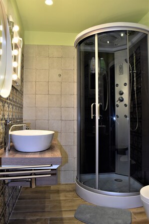 Hiustenkuivaaja, pyyhkeet, saippua, vessapaperi