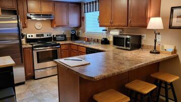 Microondas, horno, parrilla de estufa y lavavajillas