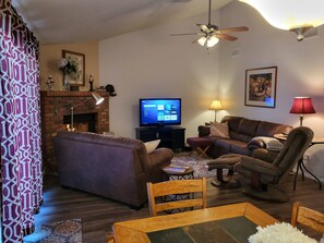 Fernseher, Kamin, DVD-Player