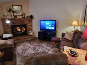 Televisión, chimenea y reproductor de DVD 