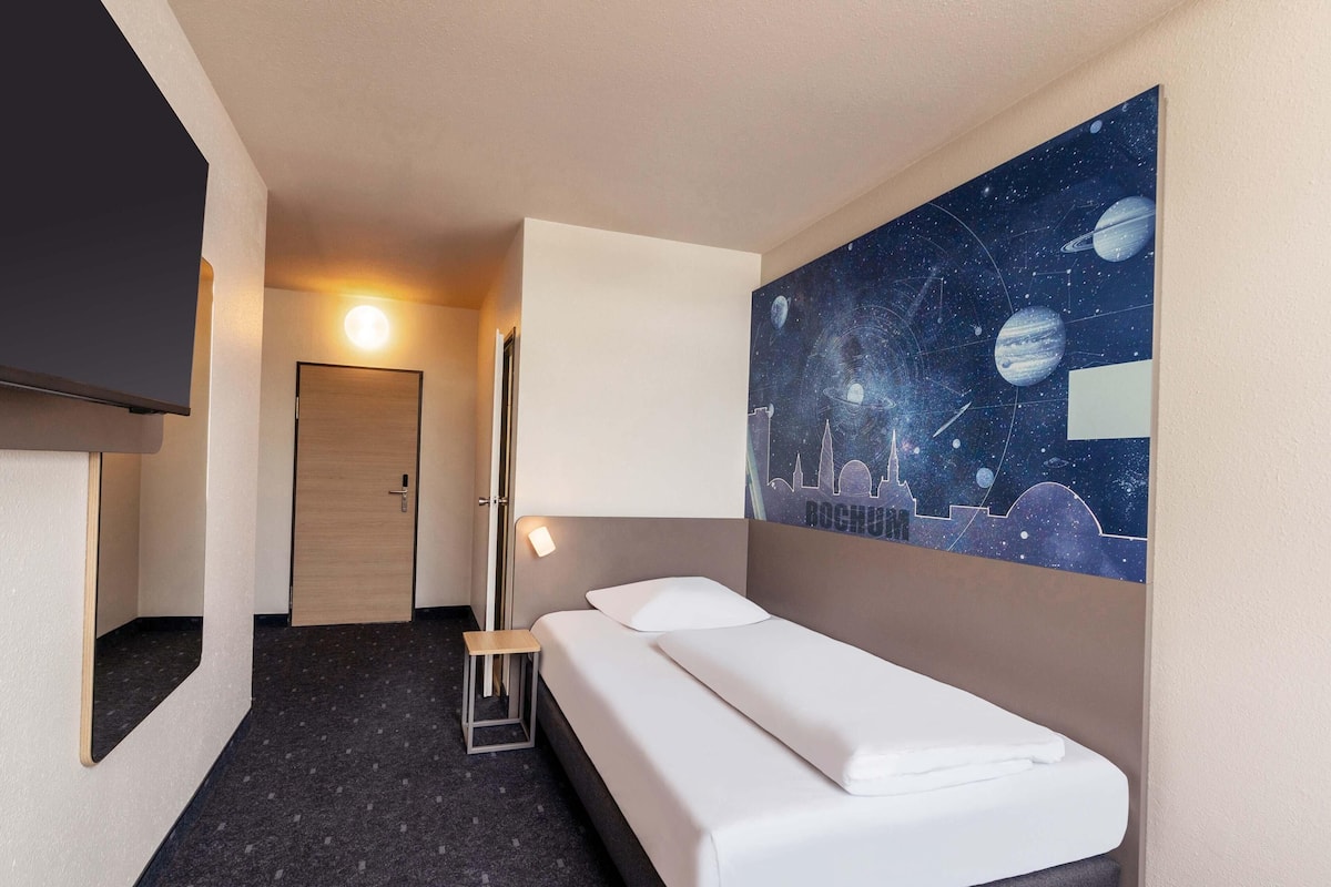 Single Room | Blackout drapes, soundproofing, free WiFi