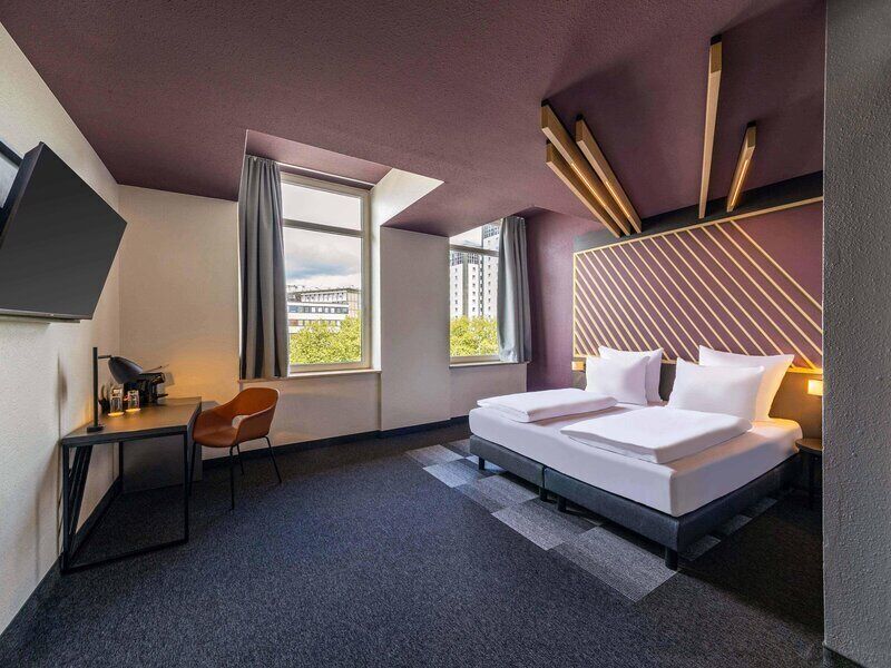 Blackout drapes, soundproofing, WiFi (free)