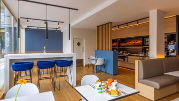 VerdunkelungsvorhÀnge, schallisolierte Zimmer, kostenloses WLAN