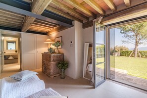 5 bedrooms, iron/ironing board, bed sheets