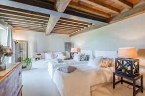 5 bedrooms, iron/ironing board, bed sheets - Villa Sunset, Luxury Farmhouse with Infinity Pool and Incredible Views in Lucca (Lucca)