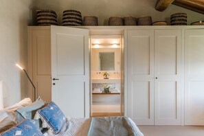 5 bedrooms, iron/ironing board, free WiFi, bed sheets