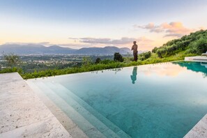 On aperçoit clairement une piscine, avec un paysage montagneux en arrière-plan.