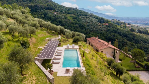 Pool - Villa Sunset, Luxury Farmhouse with Infinity Pool and Incredible Views in Lucca (Lucca)