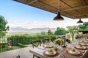 Outdoor dining - Villa Sunset, Luxury Farmhouse with Infinity Pool and Incredible Views in Lucca (Lucca)