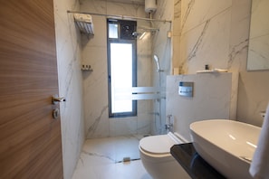 Executive Twin Room | Bathroom | Shower, rainfall showerhead, designer toiletries, hair dryer