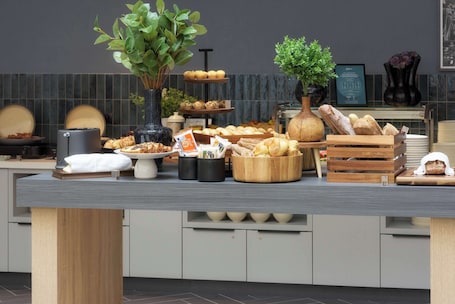 Desayuno buffet diario (EUR 22 por persona)