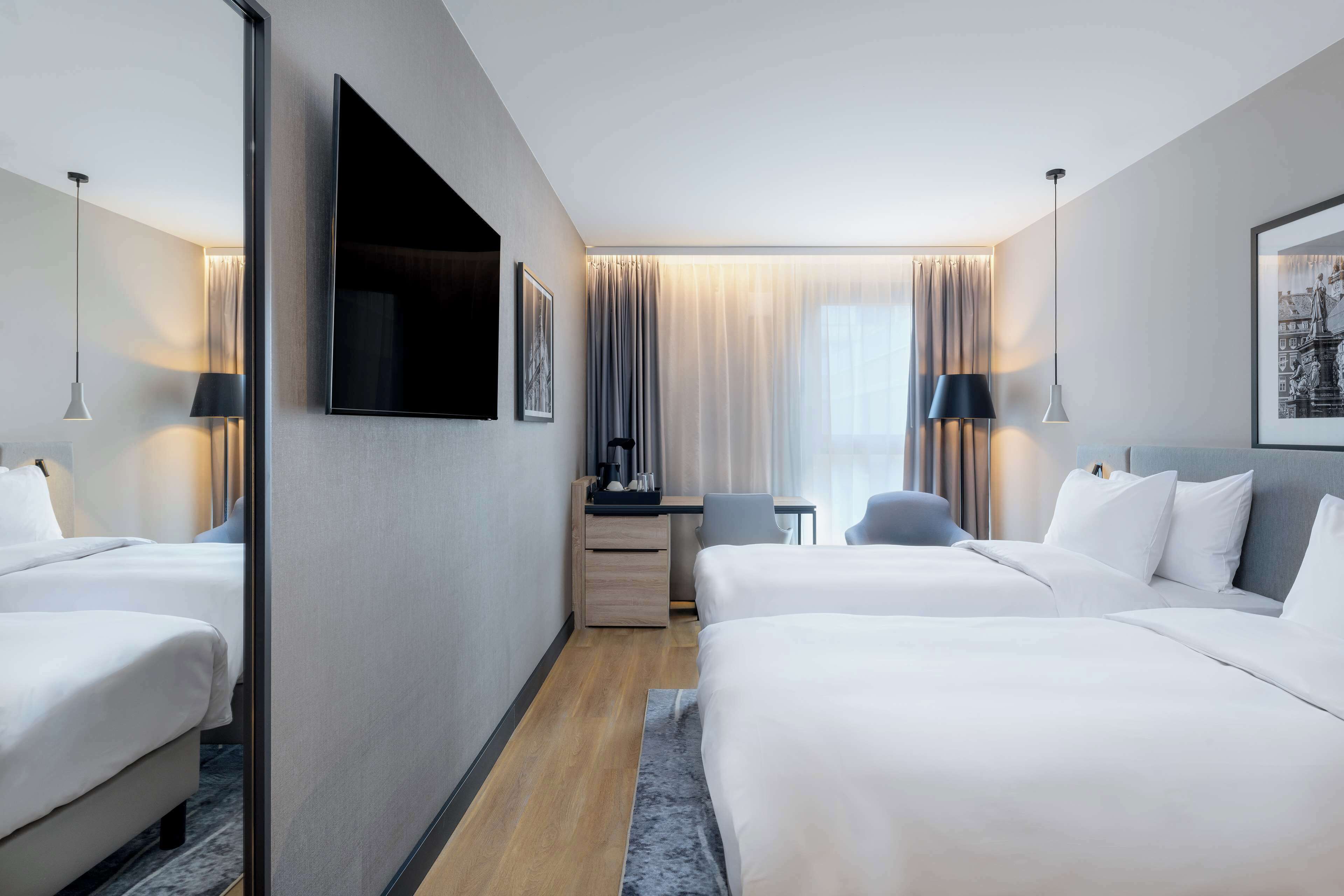 高档床上用品、客房内保险箱、办公桌、笔记本电脑工作区