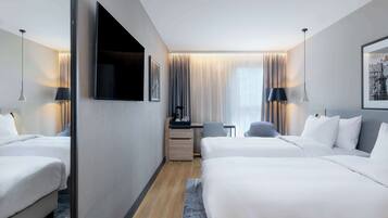 Ropa de cama de alta calidad y caja de seguridad en la habitación