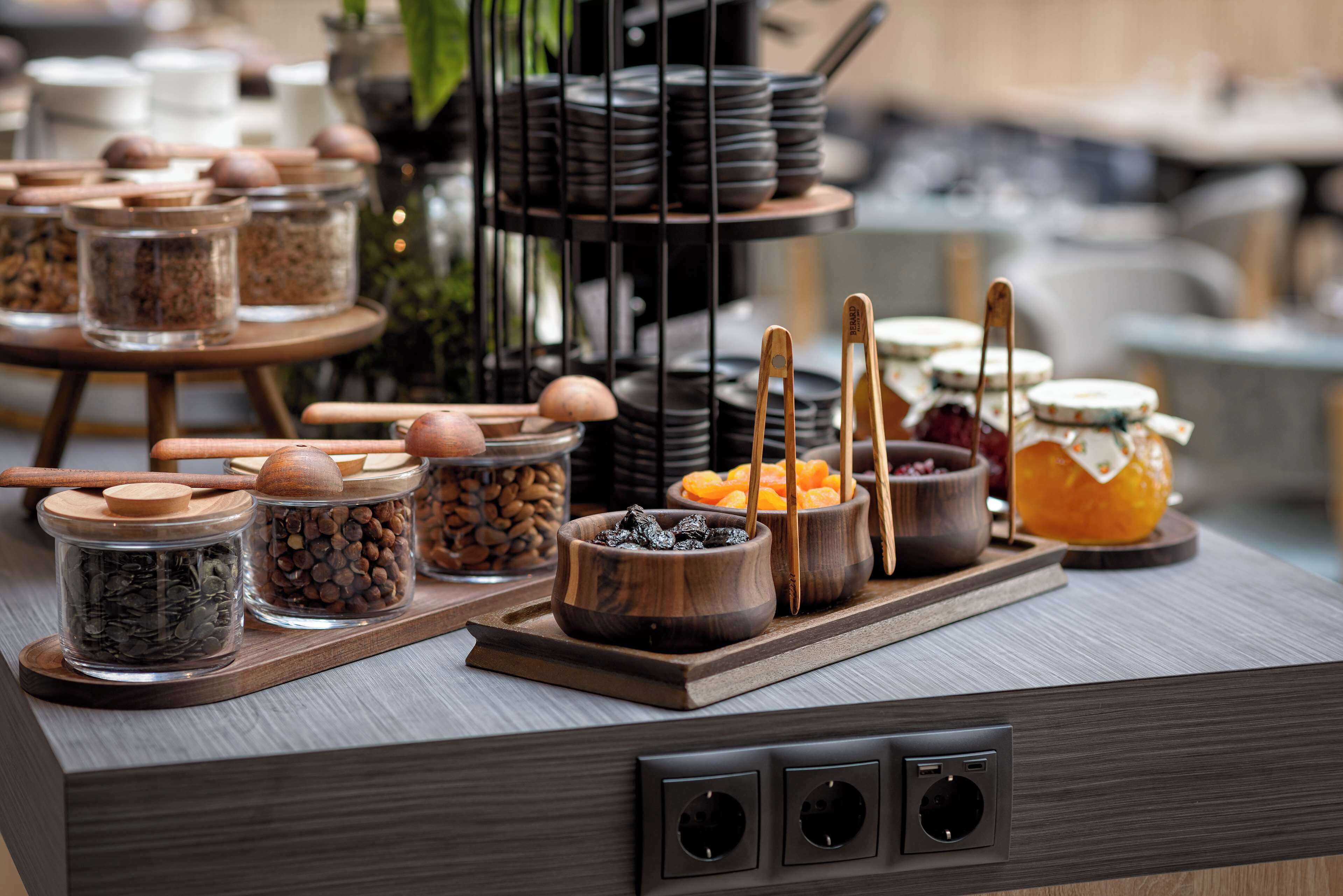 Una mesa de buffet con distintos alimentos y utensilios.