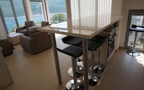 Fridge, microwave, oven, stovetop - A Penthouse above the sea with a big infinity pool and a children pool (Denovici)