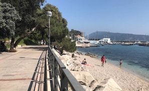 Beach nearby, sun-loungers - A Penthouse above the sea with a big infinity pool and a children pool (Denovici)