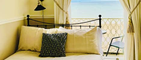 Double Room, 1 Double Bed, Private Bathroom, Sea View | Room amenity