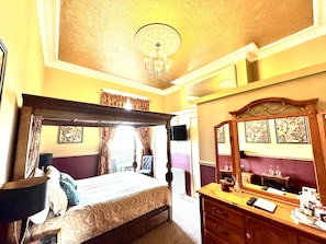Double Room, 1 King Bed, Private Bathroom | Individually decorated, individually furnished, free WiFi, bed sheets